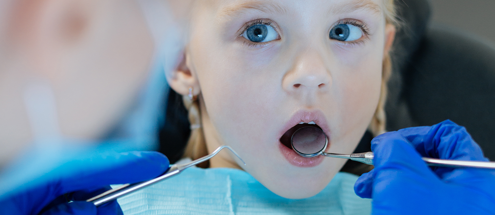 Больно ли удалять молочный зуб