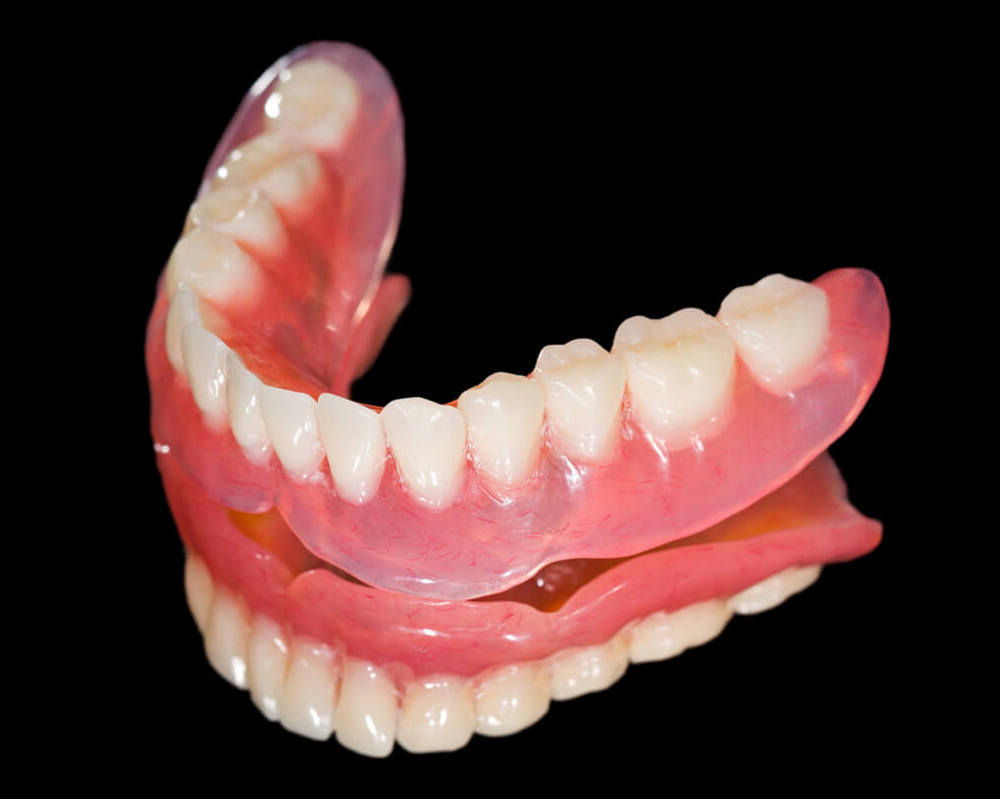 Съемный зубной протез на нижнюю челюсть